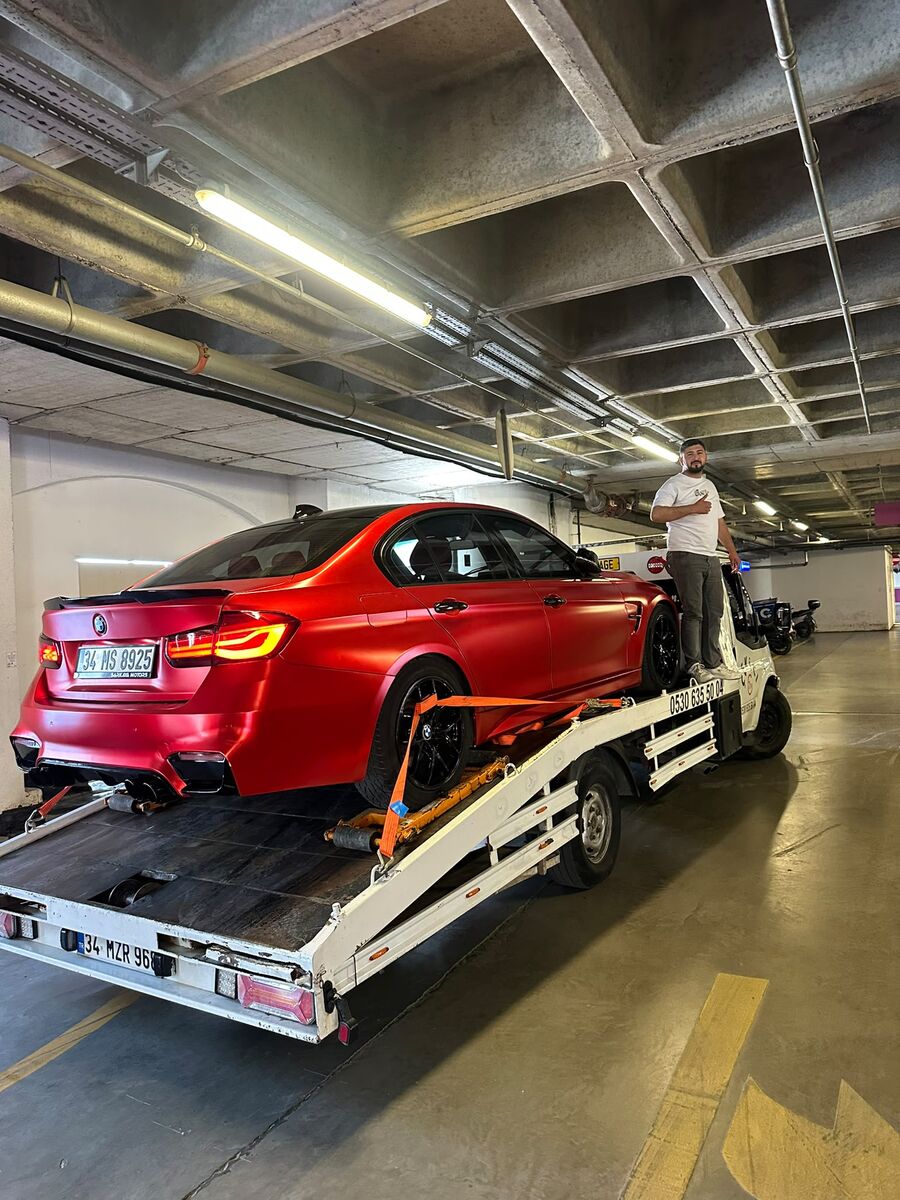 BMW M3 otoparktan çekiliyor